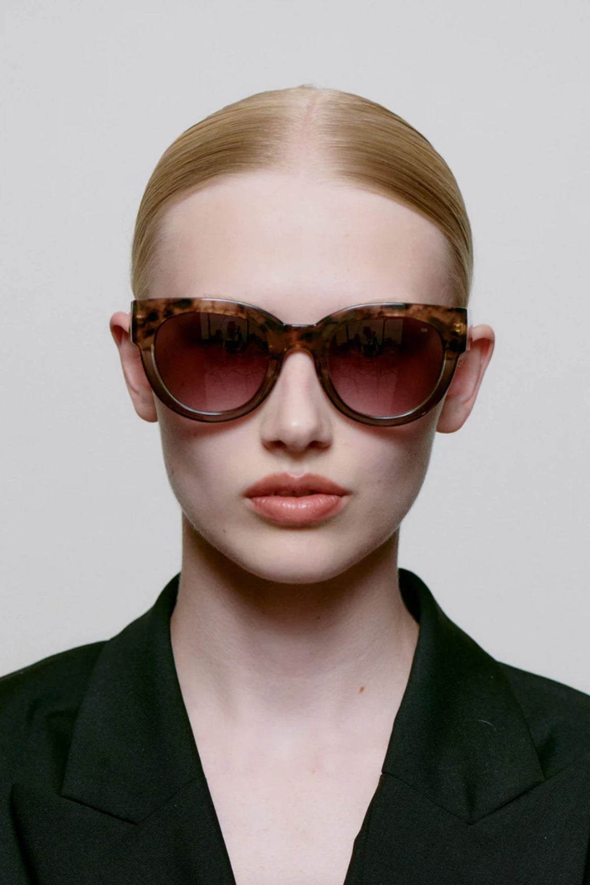 A. Kjaerbede Lilly aurinkolasit coquina