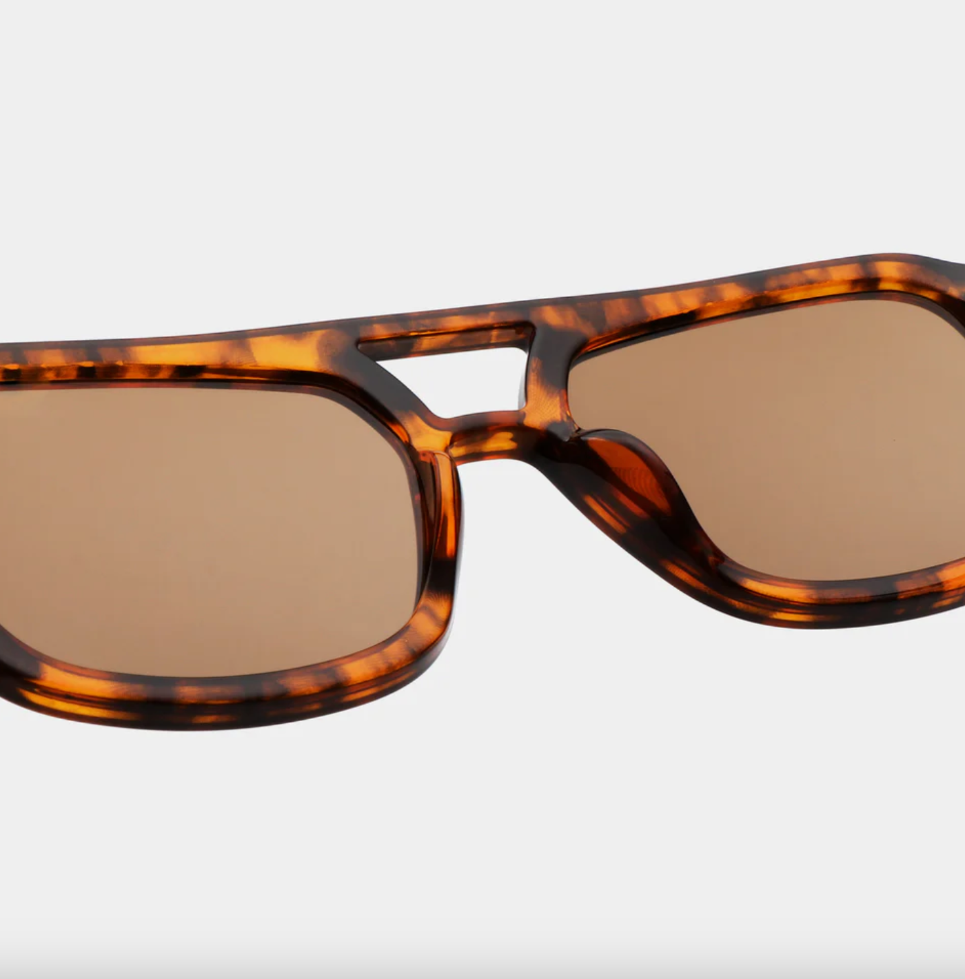 A. Kjaerbede Kaya aurinkolasit havana