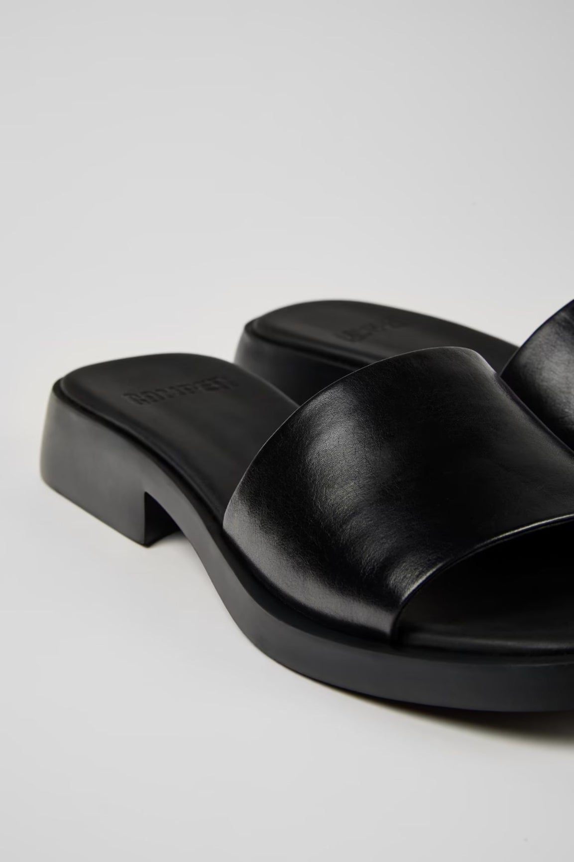 Camper Dana nahkasandaalit musta