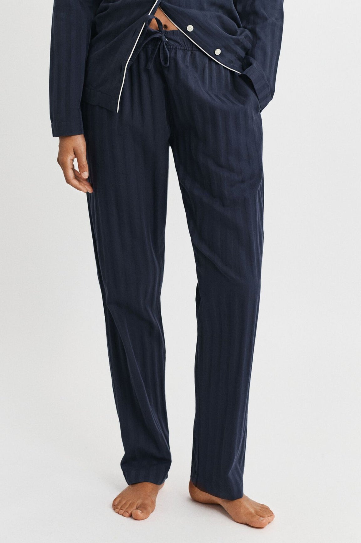 GANT Raidallinen satiinipyjama lahjapakkauksessa