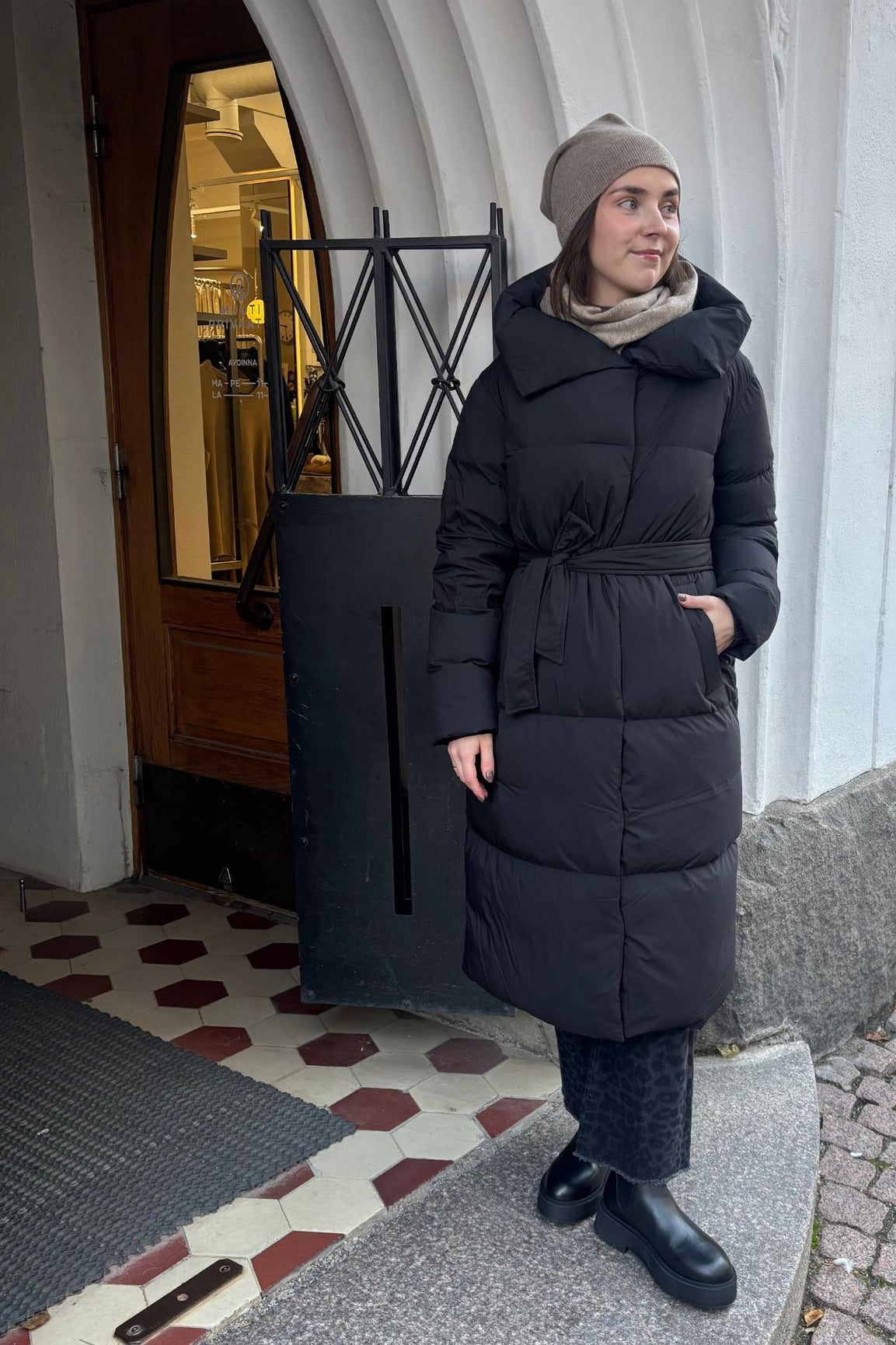 Hetreg&oacute; Valery untuvatakki musta