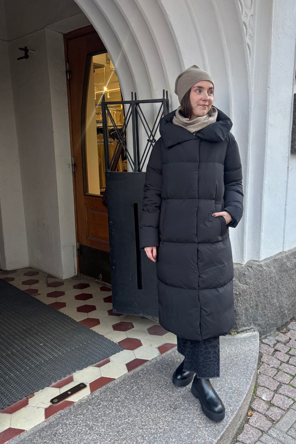 Hetreg&oacute; Valery untuvatakki musta