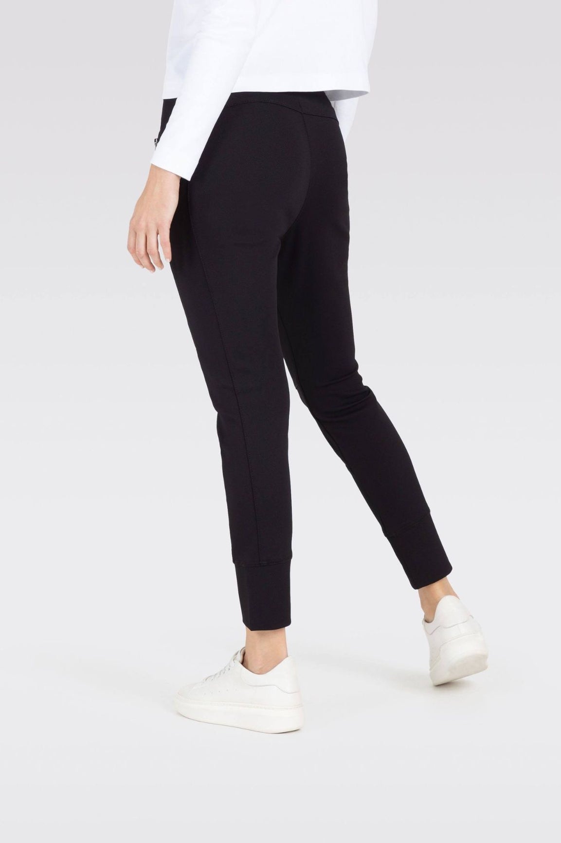 MAC Future housut musta