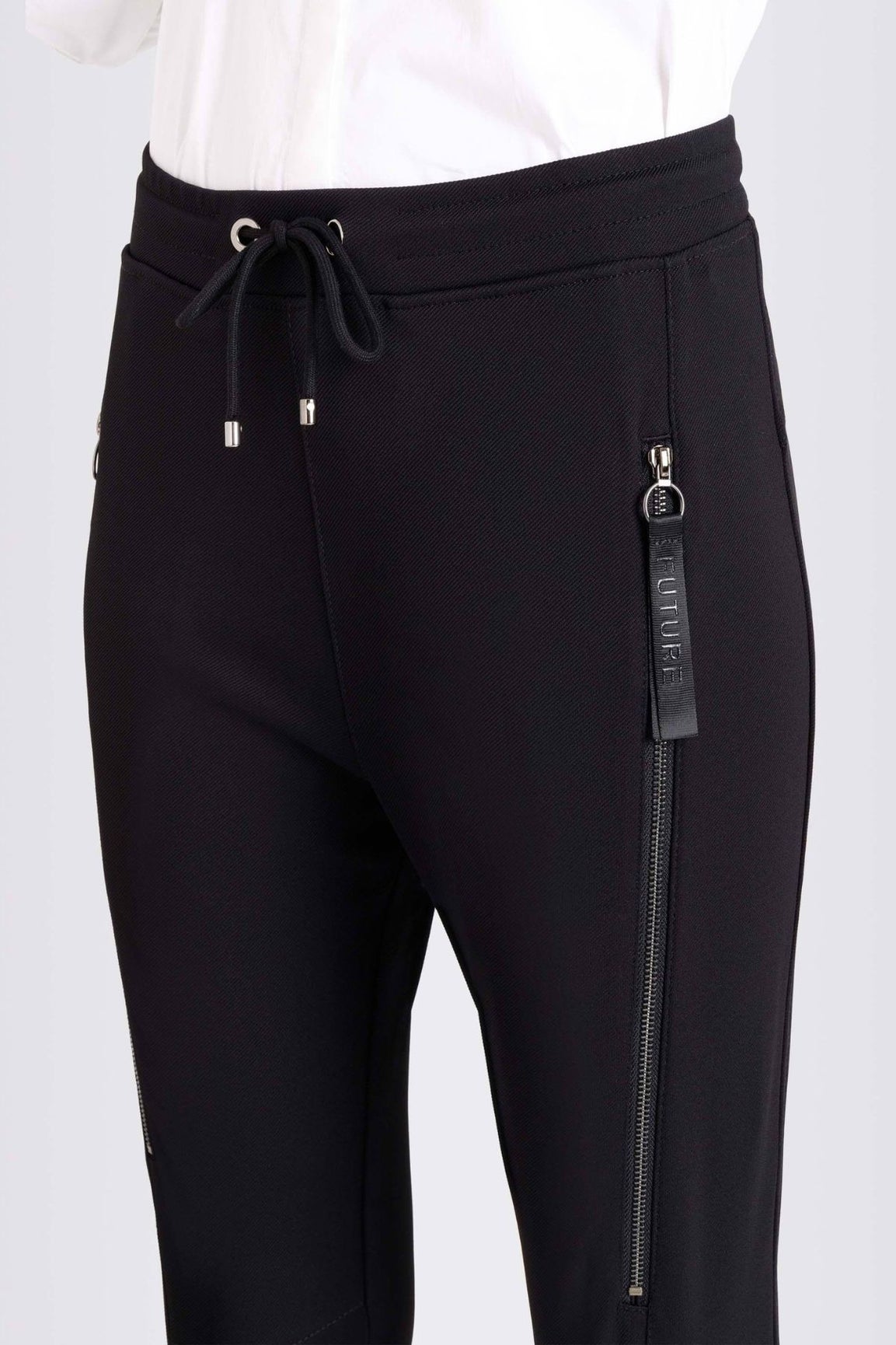 MAC Future housut musta