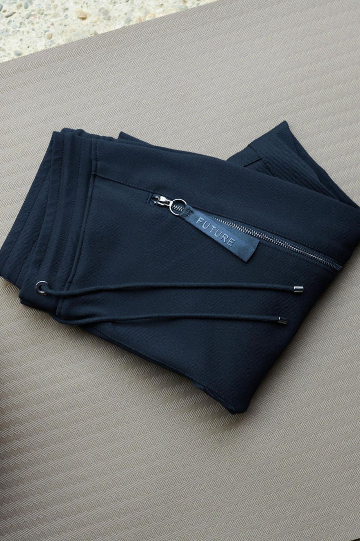 MAC Future housut musta