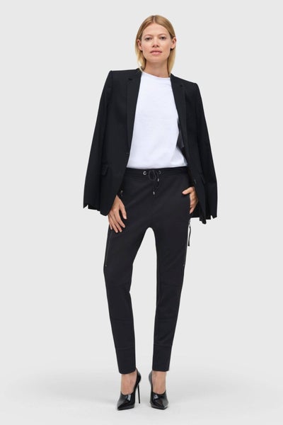 MAC Future housut musta